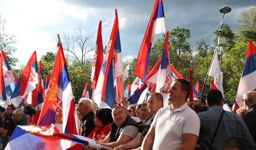 Bosnalı Sırplar, Srebrenitsa soykırımının inkar edildiği gösteriye katıldı