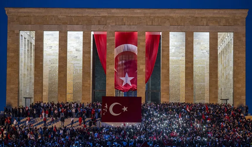 23 Nisan'da Anıtkabir'i 100 bini aşkın kişi ziyaret etti