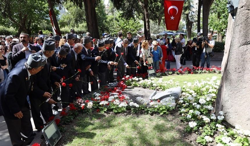 Atatürk'ün annesi Zübeyde Hanım, Anneler Günü’nde kabrinde anıldı