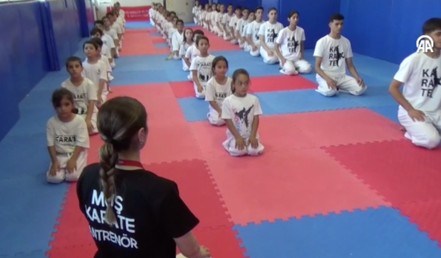 Antrenör çift, geleceğin karate şampiyonlarını yetiştiriyor