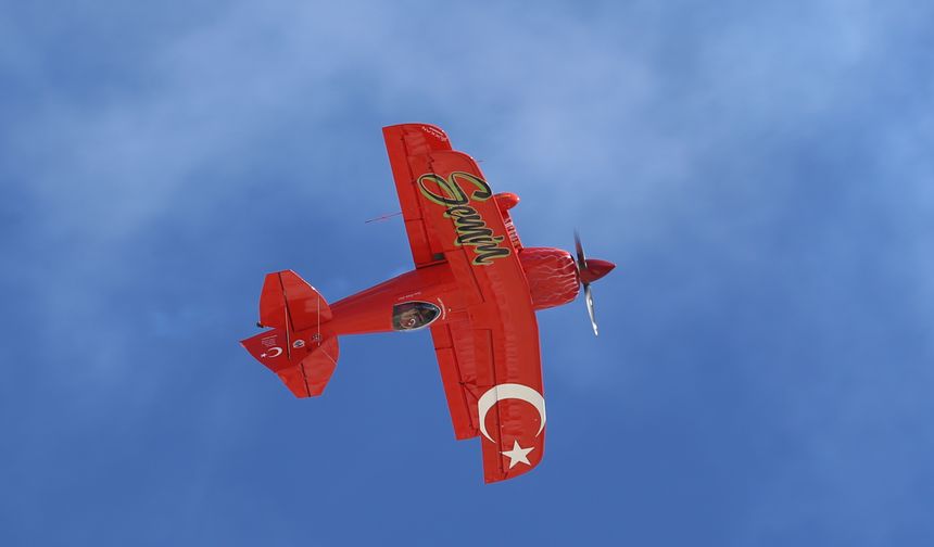 Kadın akrobasi pilotu cumhuriyetin 101. yaşını özel uçuşuyla kutladı