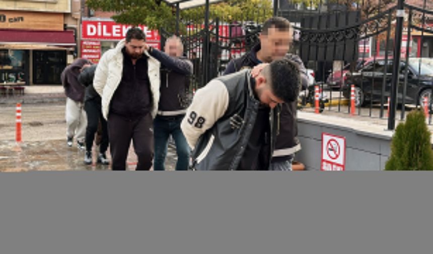 Eskişehir'deki polis baskınında şüphelinin uyuşturucu dolu poşeti balkondan attığı anlar dronla görüntülendi