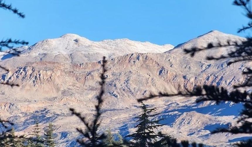 Antalya'nın Kaş ilçesinde yüksek kesimlere kar yağdı