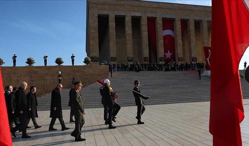 Devlet erkanı, Anıtkabir'de Ata'nın huzuruna çıktı