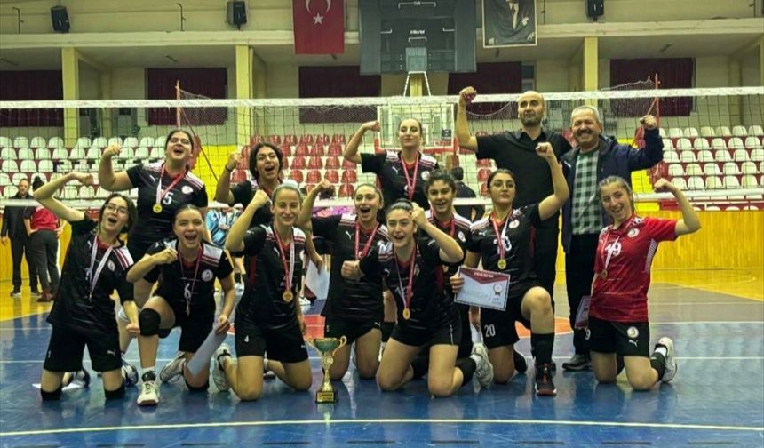 Sivas'ta meklek lisesi kız voleybol takımı bölge yarışmalarına katılacak