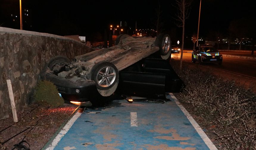 Yozgat'ta devrilen otomobildeki 3 kişi yaralandı