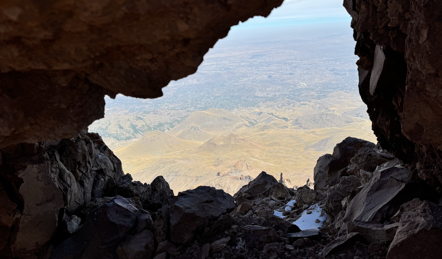 Erciyes’te Zirveye Yolculuk: 3.917 Metredeki Mağara