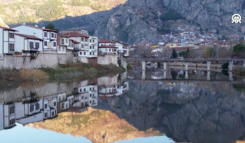 Yeşilırmak'ın iki yakasında sıralanan Yalıboyu evleri