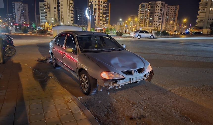 Adana'da otomobille çarpışan motosikletin sürücüsü yaralandı