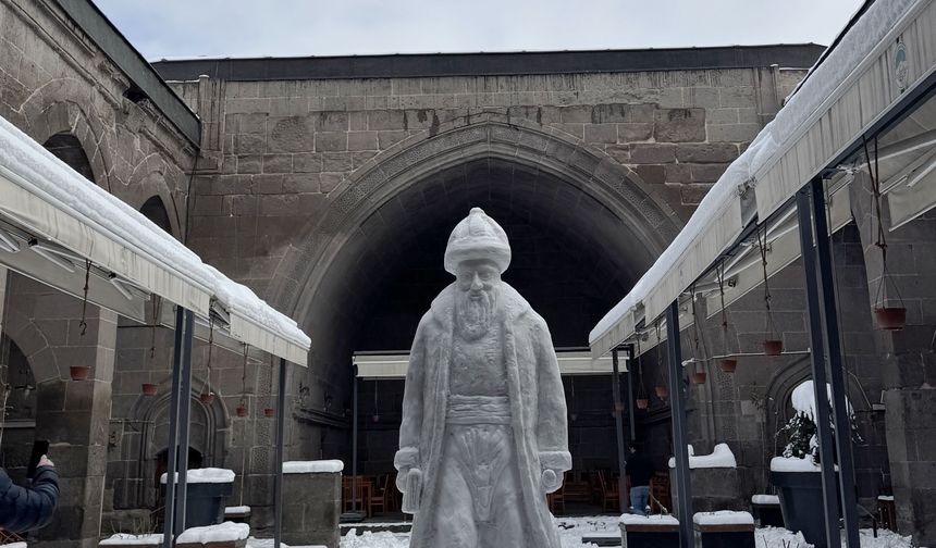Kayserili taş oyma ustası, Mimar Sinan'ın kardan heykelini yaptı