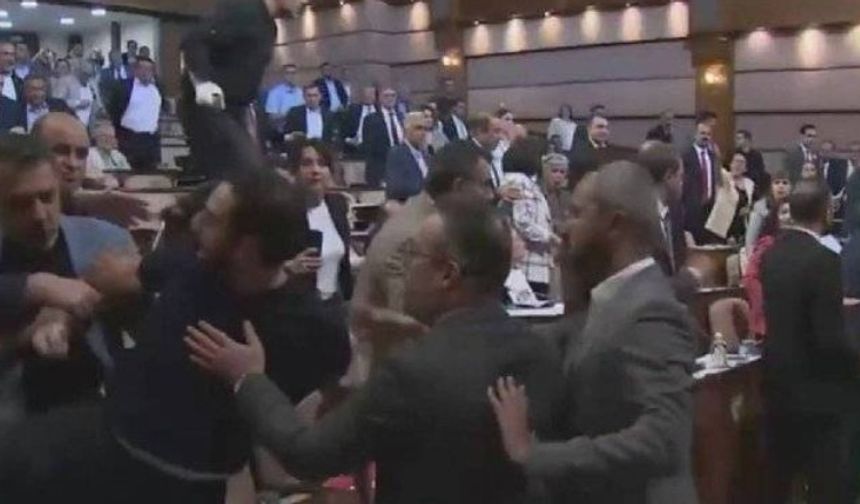 İBB Meclisi'nde "soruşturma" gerginliği: Tartışma kavgaya döndü