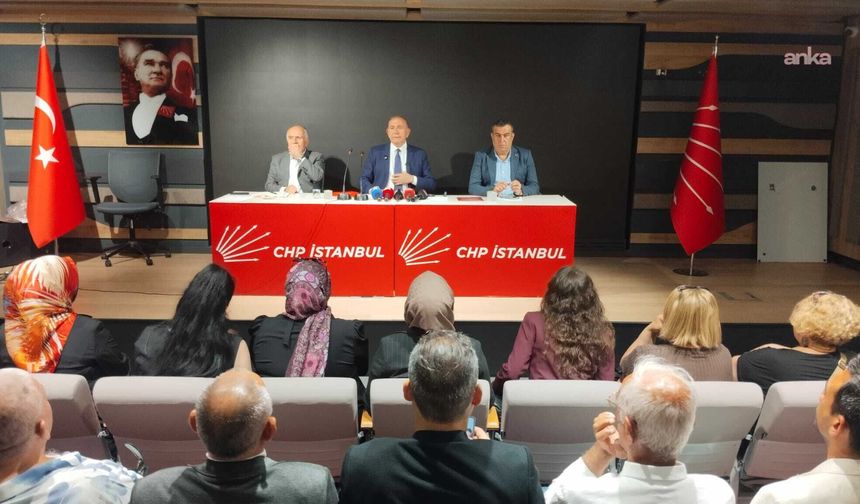 Gürsel Tekin, İstanbul İl Başkanlığı'nda CHP'ye yeni katılan üyelere rozetlerini taktı