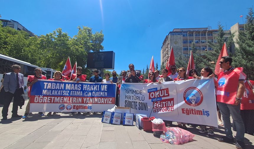 Eğitim-İş'ten MEB önünde tebeşirli protesto: "Bu utançla yüzleşeceksiniz"