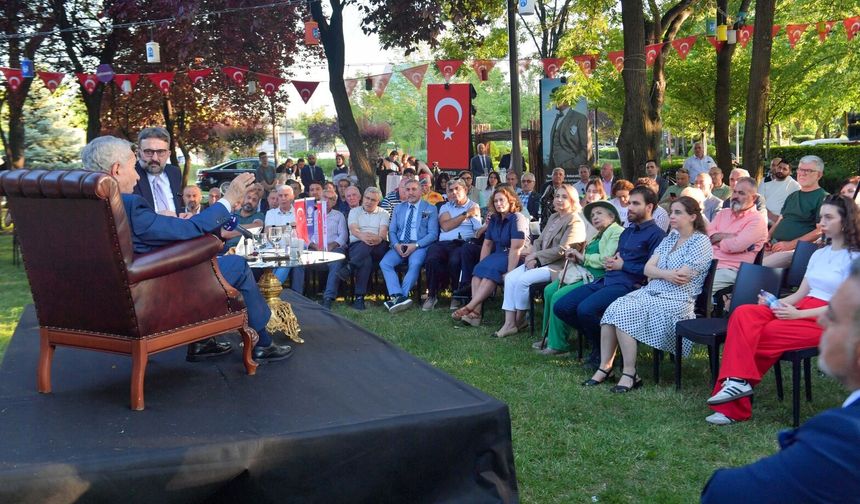 Arınç: “Eskiden 'Fırıldak Kubi’ler üç-beş kişiydi. Şimdi akşam ‘asla gitmem’ diyen adam sabah kapağı atıyor”