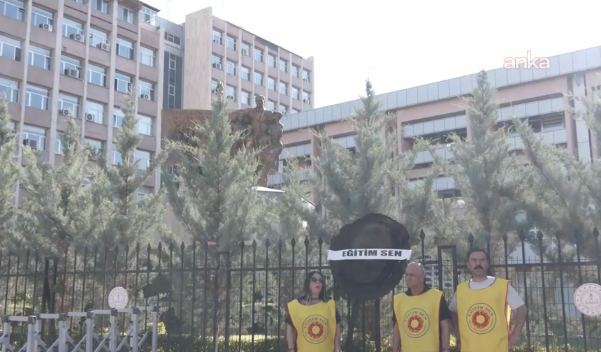 Eğitim Sen’den MEB’e siyah çelenkli protesto