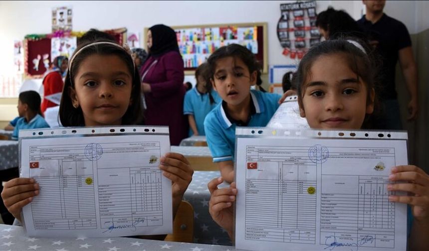 Türkiye İş Bankası’nın "Karneni Göster Kitabını Al" kampanyası 19. yılında: Çocuklara iki yeni kitap