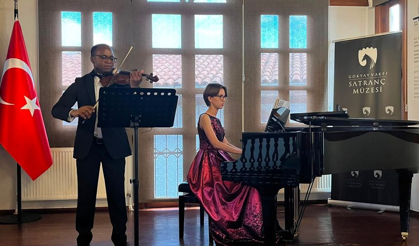 Zambiyalı genç kemancı Stanley, Ankara’da ilk resitalini Dr. Bilge Su Karaca eşliğinde verdi