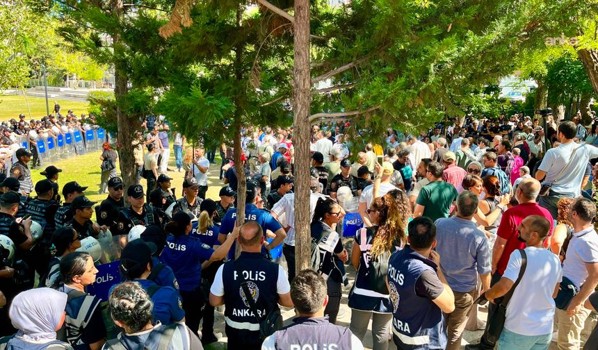 KESK'lilerin, KHK kararıyla ihraç edilen üyeleri için başlattığı "Adalet nöbeti"ne polis müdahalesi