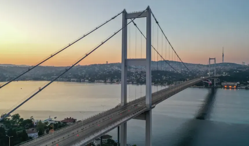İstanbul'da 15 Temmuz Şehitler Köprüsü trafiğe kapatıldı: Metrobüs güzergâhı değişti