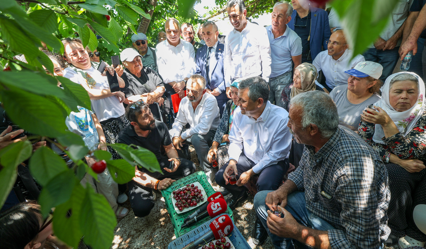 Özel, Niğde'de kiraz işçileriyle bir araya geldi: "Yeni bir kurtuluş mücadelesiyle karşı karşıyayız"