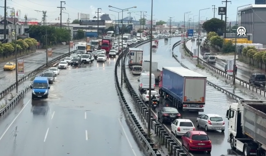 Kocaeli Gebze'de sağanak yaşamı olumsuz etkiledi: D-100 ve otogar su altında kaldı