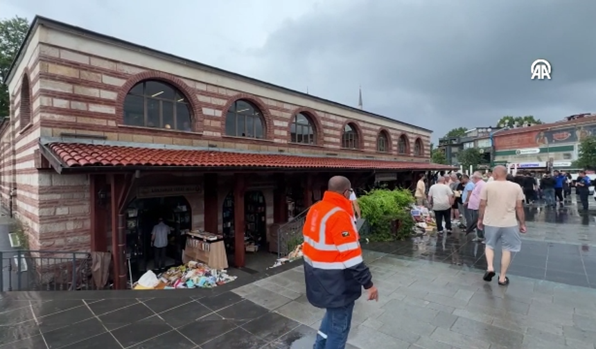 İstanbul'da sağanak: Üsküdar Sahaflar Çarşısı'nı su nastı, yüzlerce kitap zarar gördü