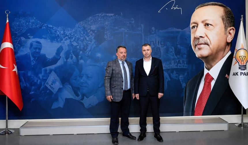 Rakı içerken fotoğrafı çekilen AKP'li İlçe Başkanı görevden alındı