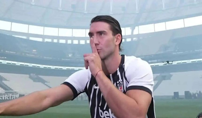 Vlahovic, Beşiktaş taraftarının önünde imzayı attı