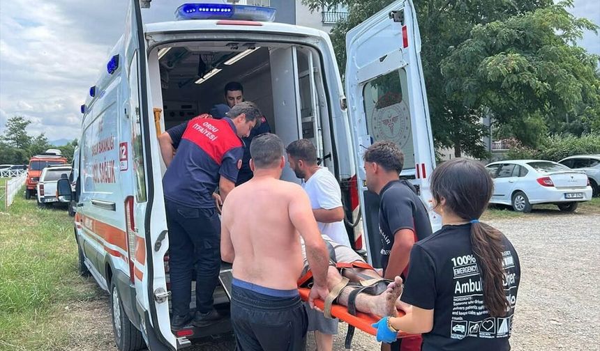 Ordu Ünye’de denizde boğulma tehlikesi geçiren 2 kardeş hastaneye kaldırıldı