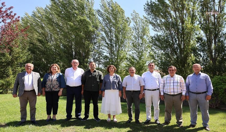 Ayşe Ünlüce'nin ardından Eskişehir'de üç belediye başkanı YENİ Parti'ye geçti