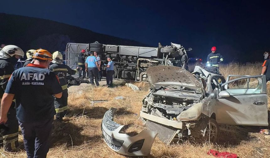 Gaziantep'te yolcu midibüsü ile otomobilin çarpıştı: 7 ölü, 17 yaralı