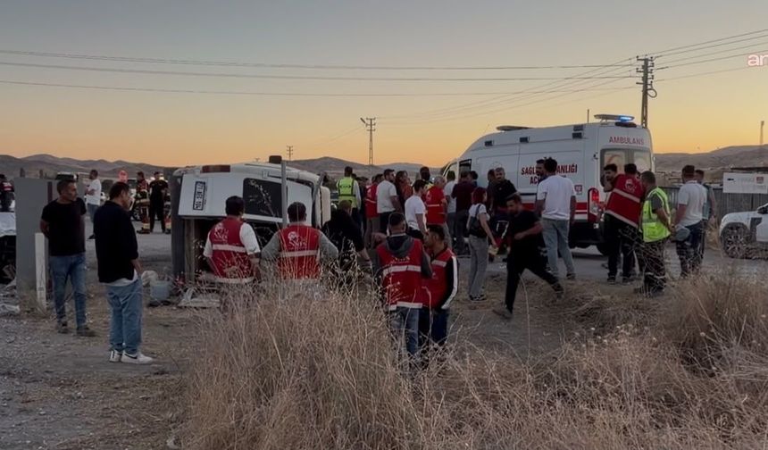 Kırıkkale’de işçi servisi ile otomobil çarpıştı: 14 kişi yaralandı