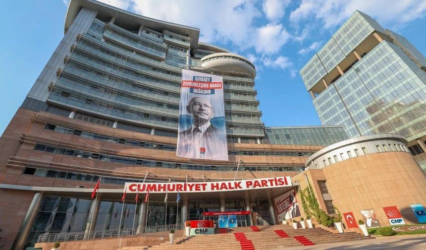 ‘Siyaset zenginleşme aracı değildir’ pankartı CHP Genel Merkezi’ne asıldı