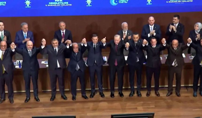 Cumhurbaşkanı Erdoğan, AKP’ye katılan 9 belediye başkanına rozetlerini taktı