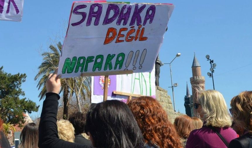 Kadın Cinayetlerini Durduracağız Platformu'ndan dört bakanlığa "nafaka" çağrısı: "Verileri kamuoyuyla paylaşın"
