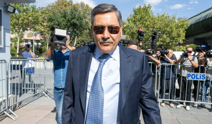 Adliye önündeki görüntüleri gündem olmuştu: Melih Gökçek’ten “çiğneme tableti” açıklaması