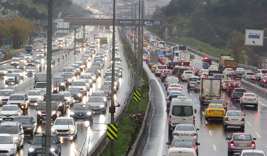 İstanbul'da yağmur ve sabah mesaisi trafiği kilitledi: Anadolu Yakası’nda yoğunluk yüzde 83'e ulaştı