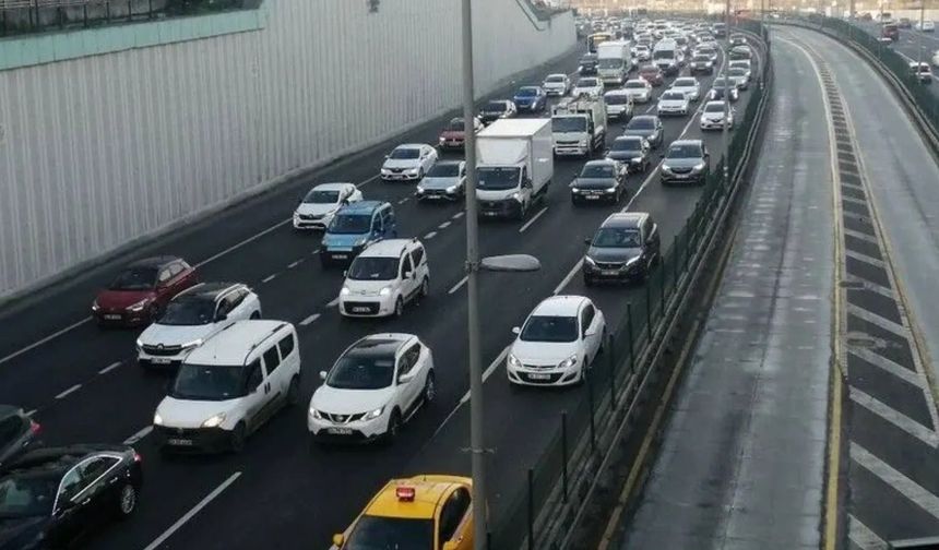 İstanbul'da bir ilçe trafiğe kapatıldı