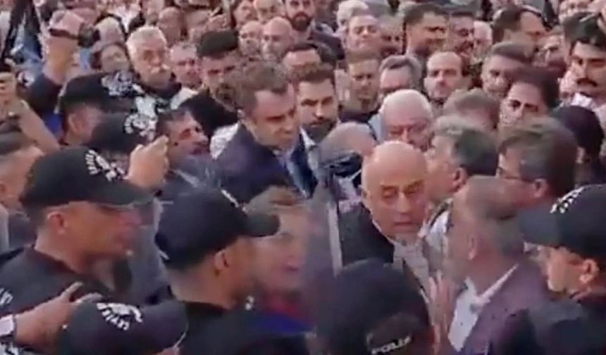 Cemil Tugay’ın AKP’ye geçeceği iddiası İzmir’de protesto edildi: Eylemde polis müdahalesi