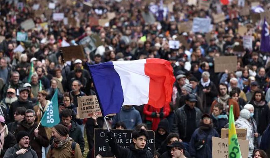 Sokağa çıkma yasağı Fransa'yı durduramadı: Paris karıştı, Sarı Yelekliler'den yeni çağrı