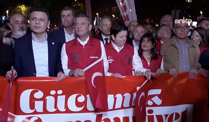 Kadıköy’de 29 Ekim Cumhuriyet Yürüyüşü: Özgür Özel de alanda