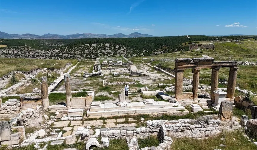 Blaundos Antik Kenti'nde heyecanlandıran keşif: Kuzey Tapınağı'nı çevreleyen 2500 yıllık duvar bulundu